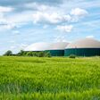 Biogasanlage in Deutschland mit Getreidefeld