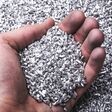 Hand mit Silber/Aluminium Granulat