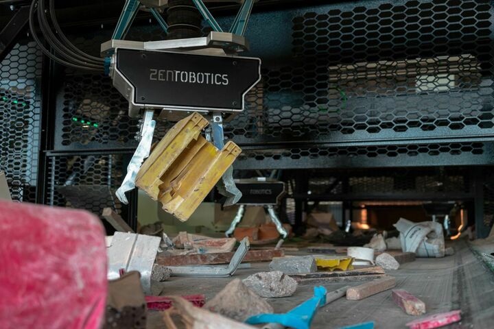 Zen Robotics robot arm sorting heavy material