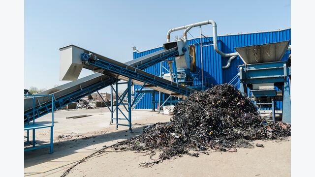 Instalación de reciclaje de plástico/Los componentes de plástico y caucho resultantes del desmontaje de automóviles se trituran y separan durante el proceso de reciclaje.