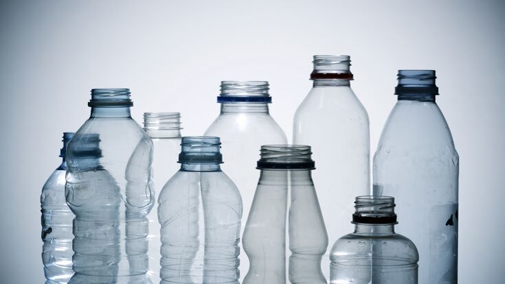 Botellas de agua y fondo blanco.