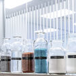 Mercedes-Benz beginnt mit dem Aufbau einer eigenen Batterierecyclingfabrik in Deutschland. Durch die Prozessgestaltung der patentierten Hydrometallurgie mit Rückgewinnungsquoten von mehr als 96 Prozent soll eine holistische Kreislaufwirtschaft von Batteriematerialien ermöglicht werden. Die zurückgewonnenen Materialien werden in den Wertstoffkreislauf zurückgeführt. Mercedes-Benz is starting to build its own battery recycling plant in Germany. The process design of the patented hydrometallurgy with recovery rates of more than 96 percent is expected to allow a holistic circular economy of battery materials. The recovered materials will be fed back into the recycling loop.