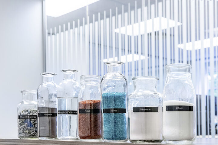 Mercedes-Benz beginnt mit dem Aufbau einer eigenen Batterierecyclingfabrik in Deutschland. Durch die Prozessgestaltung der patentierten Hydrometallurgie mit Rückgewinnungsquoten von mehr als 96 Prozent soll eine holistische Kreislaufwirtschaft von Batteriematerialien ermöglicht werden. Die zurückgewonnenen Materialien werden in den Wertstoffkreislauf zurückgeführt. Mercedes-Benz is starting to build its own battery recycling plant in Germany. The process design of the patented hydrometallurgy with recovery rates of more than 96 percent is expected to allow a holistic circular economy of battery materials. The recovered materials will be fed back into the recycling loop.