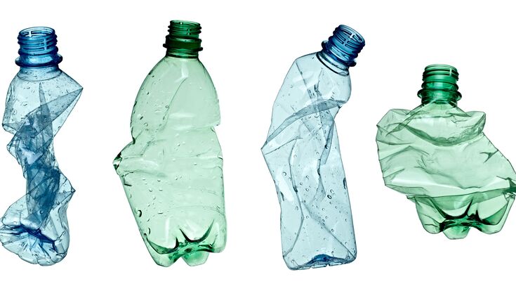 colección de botellas de plástico usadas vacías sobre fondo blanco.  cada uno recibe un disparo por separado