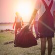 Volunteers collect garbage according to public wells To keep clean