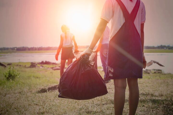 Volunteers collect garbage according to public wells To keep clean