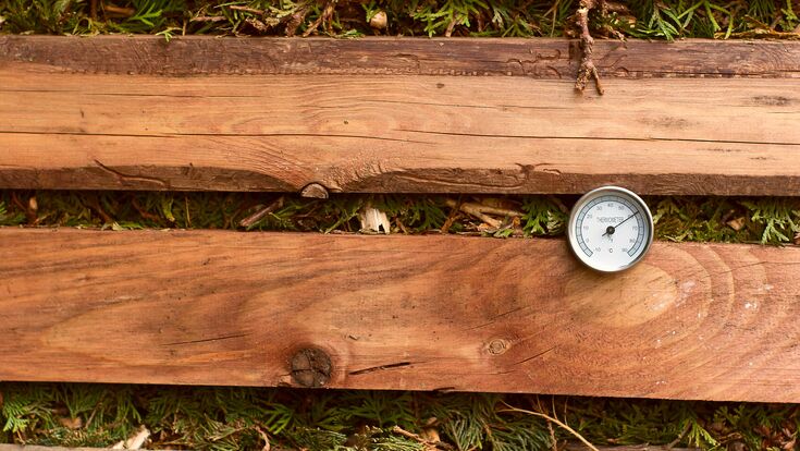 Termómetro que muestra alta temperatura en la pila de compost