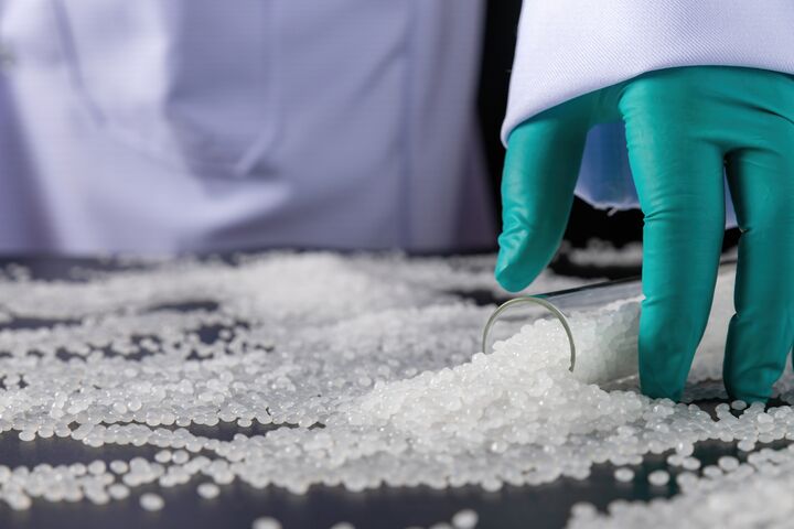 white plastic grain, plastic polymer granules,hand hold Polymer pellets, Raw materials for making water pipes, Plastics from petrochemicals and compound extrusion, resin from plant polyethylene.
