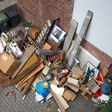 sperrmüll, müll, müllabfuhr, recycling, entrümpelung, umzug, abfall, gerümpel, entsorgung, abholung, alt, hof, schmutzig, schrott, umwelt, umweltschutz, umweltverschmutzung, verpackung, wohnungsauflösung, möbel, karton, kiste, holz, metall, kunststoff, plastik, pappe, mülltonne, mauer, haus