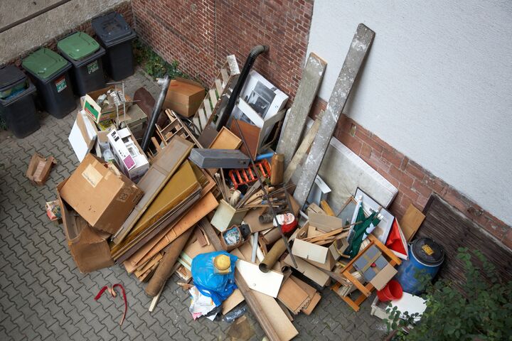 sperrmüll, müll, müllabfuhr, recycling, entrümpelung, umzug, abfall, gerümpel, entsorgung, abholung, alt, hof, schmutzig, schrott, umwelt, umweltschutz, umweltverschmutzung, verpackung, wohnungsauflösung, möbel, karton, kiste, holz, metall, kunststoff, plastik, pappe, mülltonne, mauer, haus