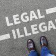 Legal illegal Business Konzept Businessman Entscheidung Verbot kriminell erlaubt verboten entscheiden Recht Gesetz