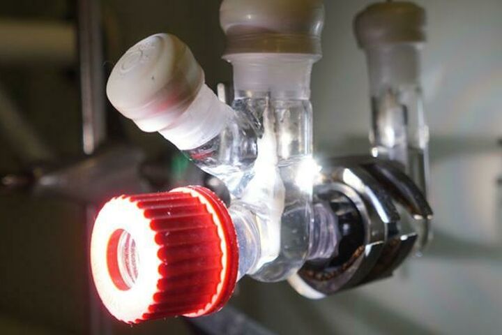 Solar-powered reactor for converting plastic and greenhouse gases into sustainable fuels