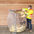 Mineralwolle Foliensack mit Joachim Puhm in Aktion