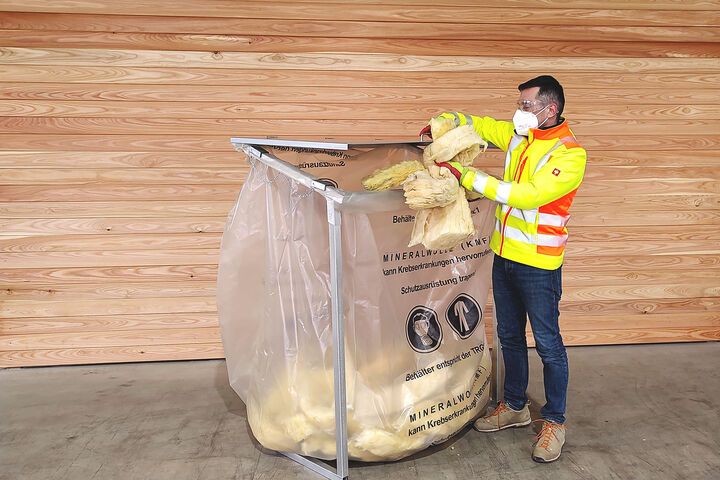 Mineralwolle Foliensack mit Joachim Puhm in Aktion
