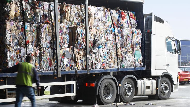 Pilas de papel reciclado en camión en planta de reciclaje