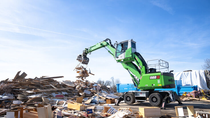 © SENNEBOGEN The elevating cab enables optimal visibility and precise loading of the container