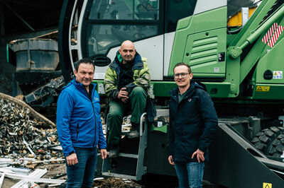 © SENNEBOGEN From left to right: Managing Director Johann Rieger, operator Michael Luginger and Ascendum sales representative Gerhard Pirchner