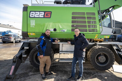 © SENNEBOGEN Bashkim Holili, machine operator and Gerhard Pirchner, Ascendum sales representative