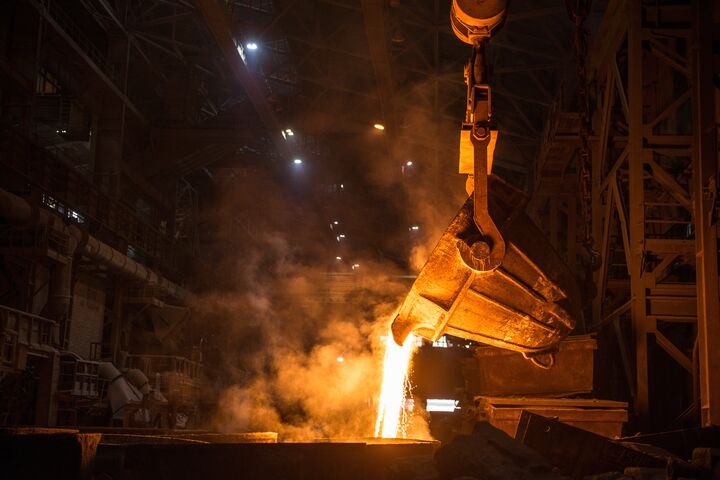 tank, ladle, glow, steel, iron, metal, ferroalloy, alloy, manganese, liquid, ferrous, metallic manganese, ferromanganese, slag, cast, casting, pour, pouring, release, flow, fire, burning, orange, light, heat, hot, smoke, foundry, furnace, molten, melting, smelting, melting-pot, crane, ingot, mold, refractory, plant, factory, mill, metallurgy, metallurgical, heavy, industry, industrial, manufacturing, equipment, production, workshop, steelworks