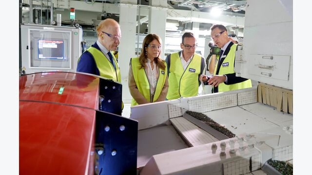 Opening ceremony: f.l.t.r: Visy Chairman Anthony Pratt, Visy Co-owner Fiona Geminder, Victorian Minister for Environment Steve Dimopoulos, Visy CEO Mark De Wit