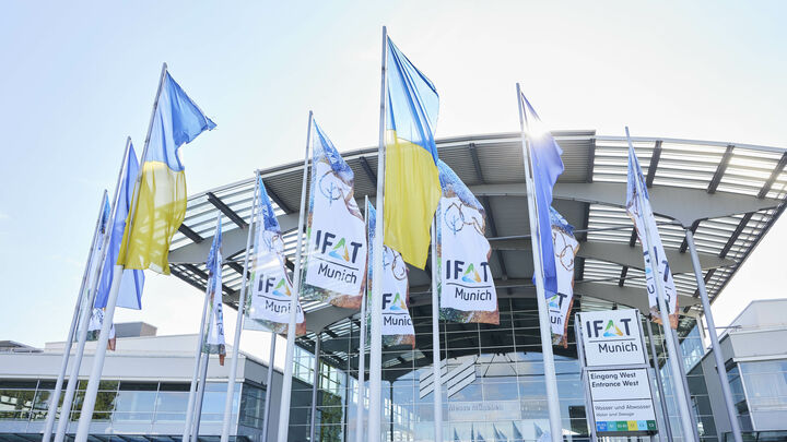 Eingang, Cumuluspresseseitenasset, Eing?nge, IFAT, entrance west, flags, Flag