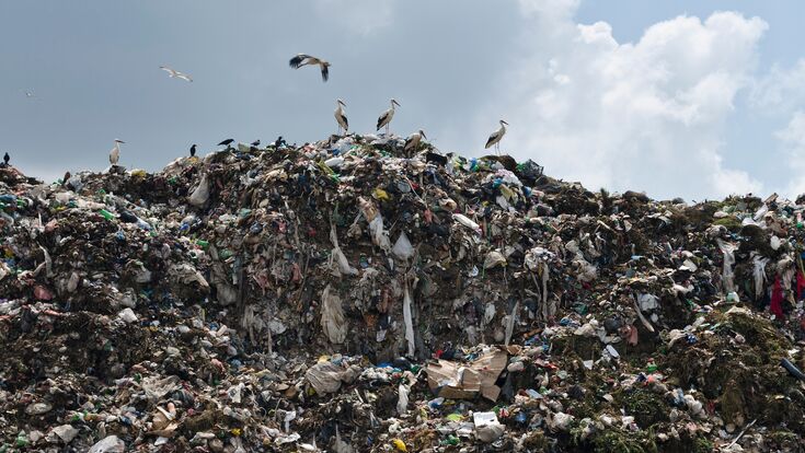 Concepto de contaminación. Montón de basura en vertedero o vertedero