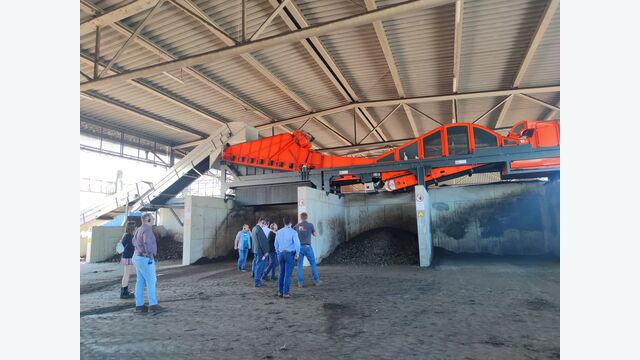 Numerous guests took advantage of the tour of the AEROSELECTOR to get a first-hand experience report and see the machine in action.