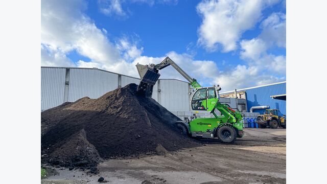 With the SENNEBOGEN telehandler 340 G you can achieve much more than with a telehandler or wheel loader.