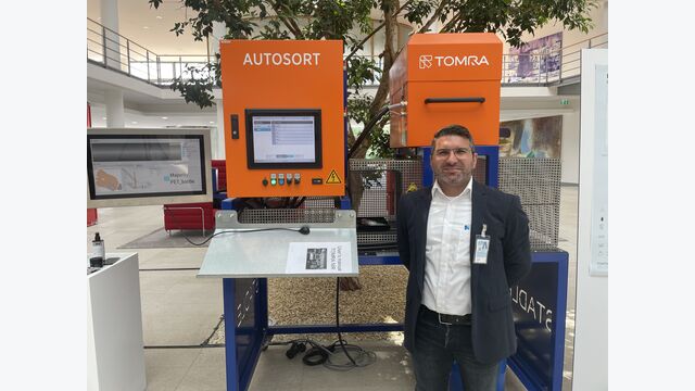Valerio Sama, Market Strategy Manager – Packaging at TOMRA Recycling, presented the AUTOSORT™-Scanner to Henkel employees