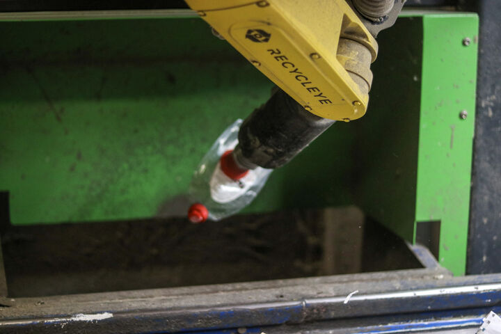 06 Recycleye Quali Bot shooting bottle at NEWS