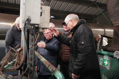 El director general Karlgünter Eggersmann explica al primer administrador adjunto del distrito de Höxter, Werner Dürdoth, el sistema actual de tratamiento de compost fino.