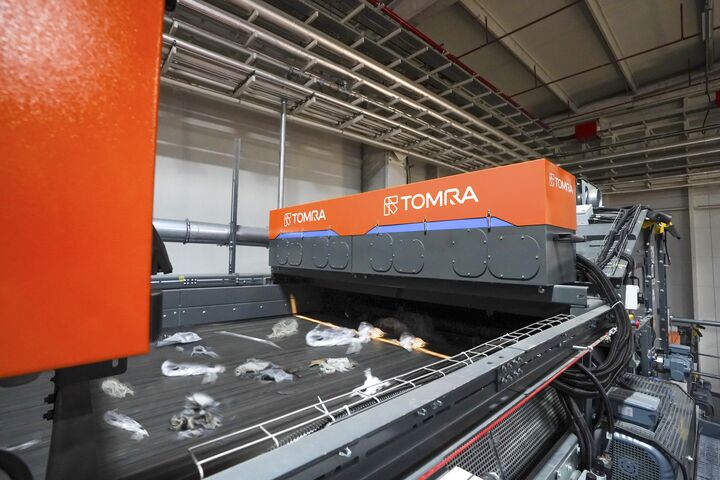 Thanks to the consistent airflow of the AUTOSORT™ SPEEDAIR, the lightweight LDPE waste materials move stably on the fast-moving conveyor belt