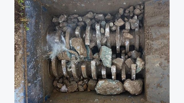 Depending on the type of shaft, the Eggersmann IMPAKTOR can be used either as a crusher for mineral material – such as concrete and building rubble – or as a shredder for various types of waste.
