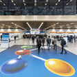 Ihr komplettes Leistungsspektrum und die ganze Vielfalt innovativer Anwendungen präsentiert die Kunststoff- und Kautschukbranche auf ihrer weltweit wichtigsten Messe, der K 2022, vom 19. bis 26. Oktober in Düsseldorf. 3.037 Aussteller von allen Kontinenten stellen ihre neuesten Entwicklungen vor. Die Netto-Ausstellungsfläche liegt bei 179.000 Quadratmetern, allen Hallen inklusive Flächen im Freigelände sind komplett ausgebucht. Die Messe ist täglich von 10.00 bis 18.30 Uhr geöffnet. At K 2022, the most important trade fair worldwide from 19 to 26 October, the plastics and rubber industries present their entire performance spectrum and the whole diversity of innovative applications. 3.037 exhibitors from all continents introduce their latest development. The net exhibition area is 179,000 square metres, all halls, including spaces in the outdoor areas, are fully booked. The fair is open daily from 10.00 to 18.30 hrs.