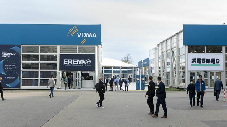 © Messe Düsseldorf / tillmann Auch in 2022 gibt es auf der K in Düsseldorf wieder ein Circular Economy Forum. Der VDMA (Verband Deutscher Maschinen- und Anlagenbau) als Organisator und 13 seiner Mitgliedsunternehmen demonstrieren im Freigelände zwischen den Hallen 10 und 16, welch wichtigen Stellenwert Technologie bei der Umsetzung von Kreislaufwirtschaft in der Kunststoffindustrie hat. Bei laufenden Maschinen können die Besucher sehen, wie aus Kunststoffabfällen hochwertiges Re-Granulat hergestellt wird oder wie Rezyklate in verschiedenen Verarbeitungsverfahren zu attraktiven, hochfunktionalen und kreislauffähigen Produkten verarbeitet werden. Circular Economy Forum at K 2022. In the outdoor area between Halls 10 and 16, the VDMA (German Engineering Federation) as organiser and 13 of its member companies demonstrate the pivotal importance of technology in the implementation of circular economy in the plastics industry. With machines running, visitors can see how plastic waste is converted into high-quality regranulates or how recyclates are processed into attractive, highly functional and recyclable products through various processing methods.