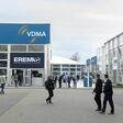 Auch in 2022 gibt es auf der K in Düsseldorf wieder ein Circular Economy Forum. Der VDMA (Verband Deutscher Maschinen- und Anlagenbau) als Organisator und 13 seiner Mitgliedsunternehmen demonstrieren im Freigelände zwischen den Hallen 10 und 16, welch wichtigen Stellenwert Technologie bei der Umsetzung von Kreislaufwirtschaft in der Kunststoffindustrie hat. Bei laufenden Maschinen können die Besucher sehen, wie aus Kunststoffabfällen hochwertiges Re-Granulat hergestellt wird oder wie Rezyklate in verschiedenen Verarbeitungsverfahren zu attraktiven, hochfunktionalen und kreislauffähigen Produkten verarbeitet werden. Circular Economy Forum at K 2022. In the outdoor area between Halls 10 and 16, the VDMA (German Engineering Federation) as organiser and 13 of its member companies demonstrate the pivotal importance of technology in the implementation of circular economy in the plastics industry. With machines running, visitors can see how plastic waste is converted into high-quality regranulates or how recyclates are processed into attractive, highly functional and recyclable products through various processing methods.