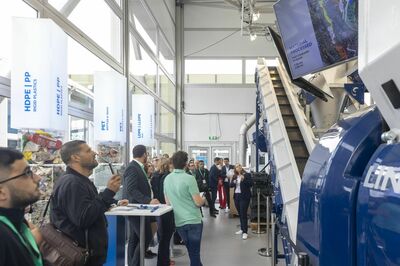 © Messe Düsseldorf / tillmann Auch in 2022 gibt es auf der K in Düsseldorf wieder ein Circular Economy Forum. Der VDMA (Verband Deutscher Maschinen- und Anlagenbau) als Organisator und 13 seiner Mitgliedsunternehmen demonstrieren im Freigelände zwischen den Hallen 10 und 16, welch wichtigen Stellenwert Technologie bei der Umsetzung von Kreislaufwirtschaft in der Kunststoffindustrie hat. Bei laufenden Maschinen können die Besucher sehen, wie aus Kunststoffabfällen hochwertiges Re-Granulat hergestellt wird oder wie Rezyklate in verschiedenen Verarbeitungsverfahren zu attraktiven, hochfunktionalen und kreislauffähigen Produkten verarbeitet werden. Circular Economy Forum at K 2022. In the outdoor area between Halls 10 and 16, the VDMA (German Engineering Federation) as organiser and 13 of its member companies demonstrate the pivotal importance of technology in the implementation of circular economy in the plastics industry. With machines running, visitors can see how plastic waste is converted into high-quality regranulates or how recyclates are processed into attractive, highly functional and recyclable products through various processing methods.
