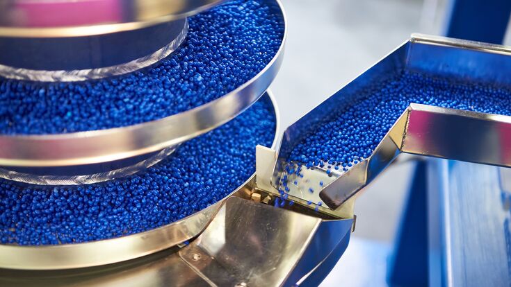© Sergey Ryzhov - stock.adobe.com Equipment with conveyor for working with small plastic granules for the chemical industry