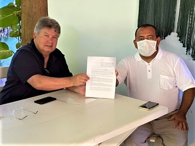 Pedro Maranhão—President of ABREMA and former Secretary of Sanitation of the Federal Government with Former Mayor of Itacaré, Mr. Antônio de Anízio—signing the document to close the open dump in Itacaré
