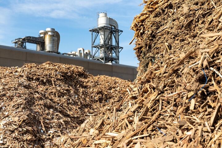Industrial wood waste facility detail, Steinert, Fantoni, MDF, advanced recycling
Collected waste wood awaiting sorting for sustainable MDF production at FANTONI.