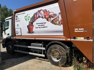 Bio-waste collection truck equipped with a rinsing device for regular cleaning of the bin.