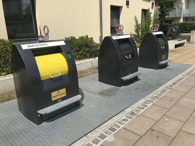Underground bins for all types of waste located in front of a large housing complex (source: SRH, Hamburg)