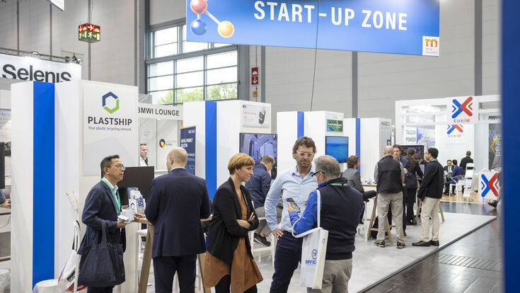 Premiere feiert auf der K 2022 die Start-Up Zone. Start-Up Unternehmen sind jung, kreativ, flexibel, zukunftsorientiert und zeichnen sich insbesondere durch innovative Problemlösungen aus. Was würde also besser zur K 2022 passen, als Newcomern, die sich speziell der Entwicklung innovativer Produkte und Lösungen rund um das Thema Kunststoff und Kautschuk verschrieben haben, eine eigene Präsentationsfläche zu bieten? Genau dies macht die K in Halle 8b des Düsseldorfer Messegeländes. Elf Unternehmen sind in der Start-up Zone mit an Bord. The Start-Up Zone will celebrate its premiere at K 2022. Start-up companies are young, creative, flexible, future-oriented and distinguish themselves in particular through innovative solutions to problems. So what would be a better fit for K 2022 than to offer newcomers who are specifically dedicated to the development of innovative products and solutions in the field of plastics and rubber their own presentation area? This is exactly what K does in Hall 8b of the Düsseldorf Exhibition Centre. Eleven companies are on board in the Start-up Zone.