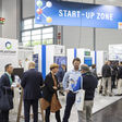 Premiere feiert auf der K 2022 die Start-Up Zone. Start-Up Unternehmen sind jung, kreativ, flexibel, zukunftsorientiert und zeichnen sich insbesondere durch innovative Problemlösungen aus. Was würde also besser zur K 2022 passen, als Newcomern, die sich speziell der Entwicklung innovativer Produkte und Lösungen rund um das Thema Kunststoff und Kautschuk verschrieben haben, eine eigene Präsentationsfläche zu bieten? Genau dies macht die K in Halle 8b des Düsseldorfer Messegeländes. Elf Unternehmen sind in der Start-up Zone mit an Bord. The Start-Up Zone will celebrate its premiere at K 2022. Start-up companies are young, creative, flexible, future-oriented and distinguish themselves in particular through innovative solutions to problems. So what would be a better fit for K 2022 than to offer newcomers who are specifically dedicated to the development of innovative products and solutions in the field of plastics and rubber their own presentation area? This is exactly what K does in Hall 8b of the Düsseldorf Exhibition Centre. Eleven companies are on board in the Start-up Zone.