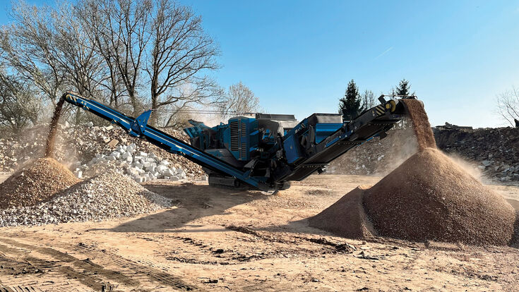 If required, the return conveyor can be folded out and used as a stockpile conveyor