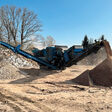 If required, the return conveyor can be folded out and used as a stockpile conveyor