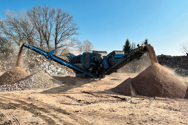 If required, the return conveyor can be folded out and used as a stockpile conveyor