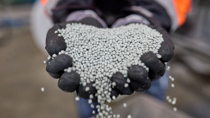 The sorted PET clear and color flakes are used by Cirrec to produce Pellets for the manufacture of new food-grade trays.