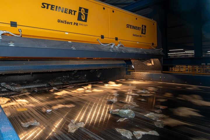 STEINERT UniSort PR EVO 5.0 at Cirrec reliably sorts PET trays according to food-specific quality criteria using sensor fusion and AI.