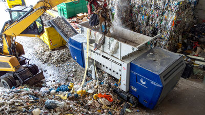 The Merak 2800 is a powerful universal shredder for the most diverse materials and – depending on the application and screen configuration – makes it possible to produce defined output sizes from 30 to 120 mm. At IFAT, Lindner will be presenting the established shredder with its new drive concept that significantly expands the range of application.